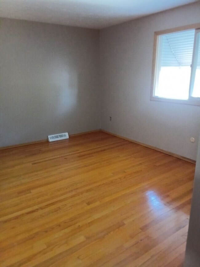 Building Photo - Spacious Lakeshore Living – 3-Bedroom Duplex with Charm & Convenience