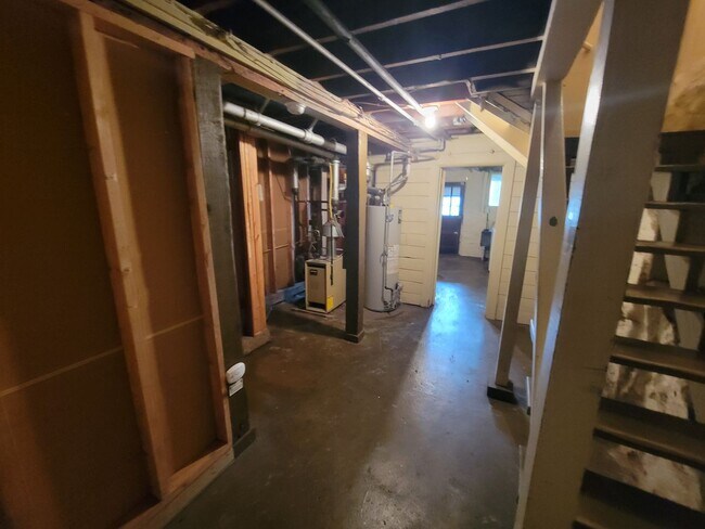 Building Photo - AVAILABLE JUNE 1ST -  Huge 4 Story Hillside Home!