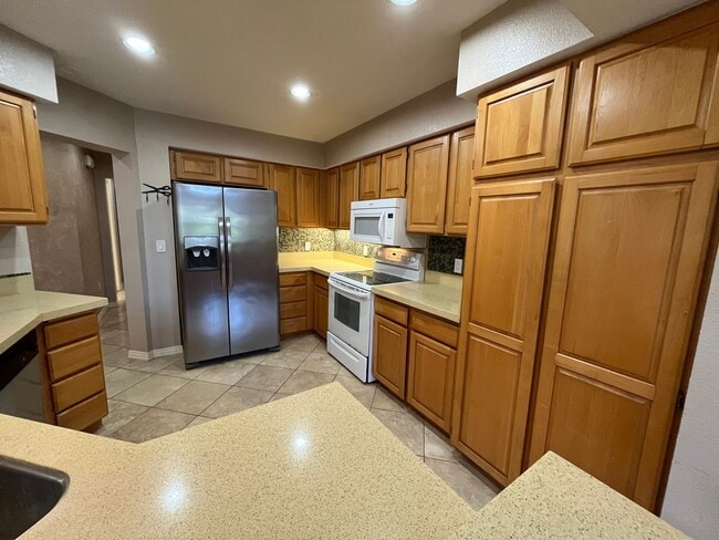 Building Photo - Hampton Court (Mililani Mauka) - Must see!!  3 bedrooms, central A/C, large 1745 sf, 2 story