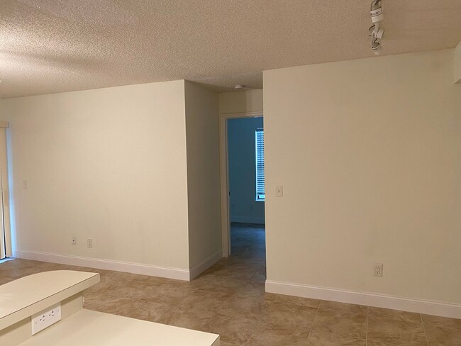 Building Photo - Lush Tropical Condo in North Naples