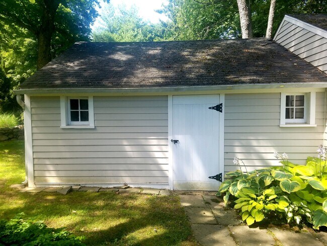 Building Photo - 153 Black Rock Tpke