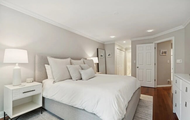 Building Photo - Comfortable and Spacious Rental Opportunity