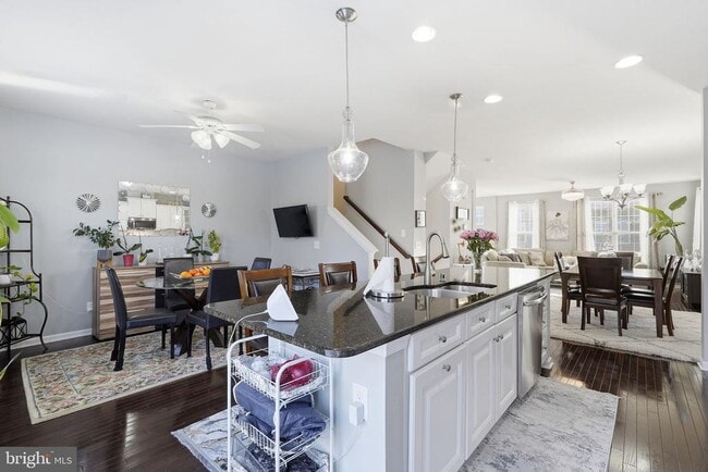 Building Photo - 9052 Isabel Ln