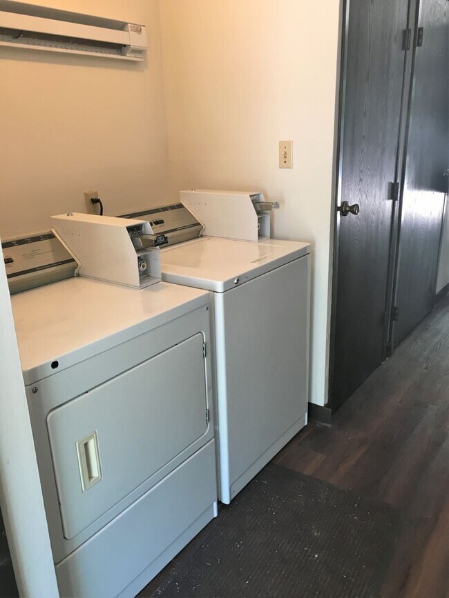 Building Photo - 1745 La Cres St