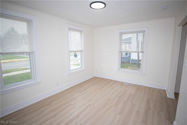 Building Photo - 112 Chestnut St