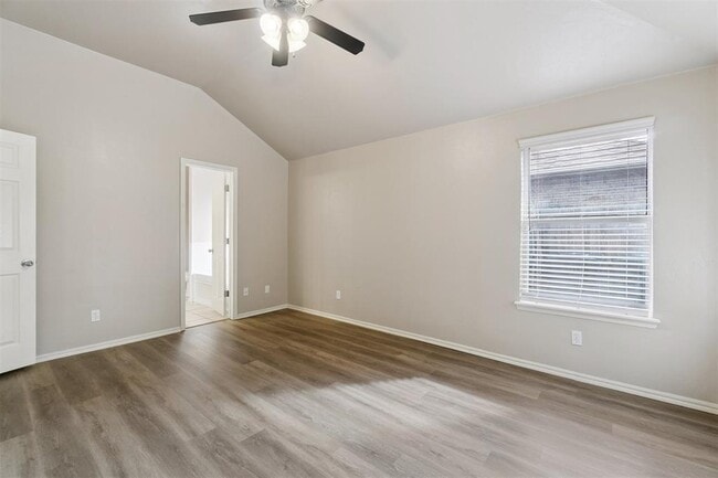 Building Photo - 16413 Village Green Dr