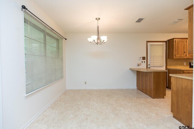 Building Photo - 1707 Sampson Dr