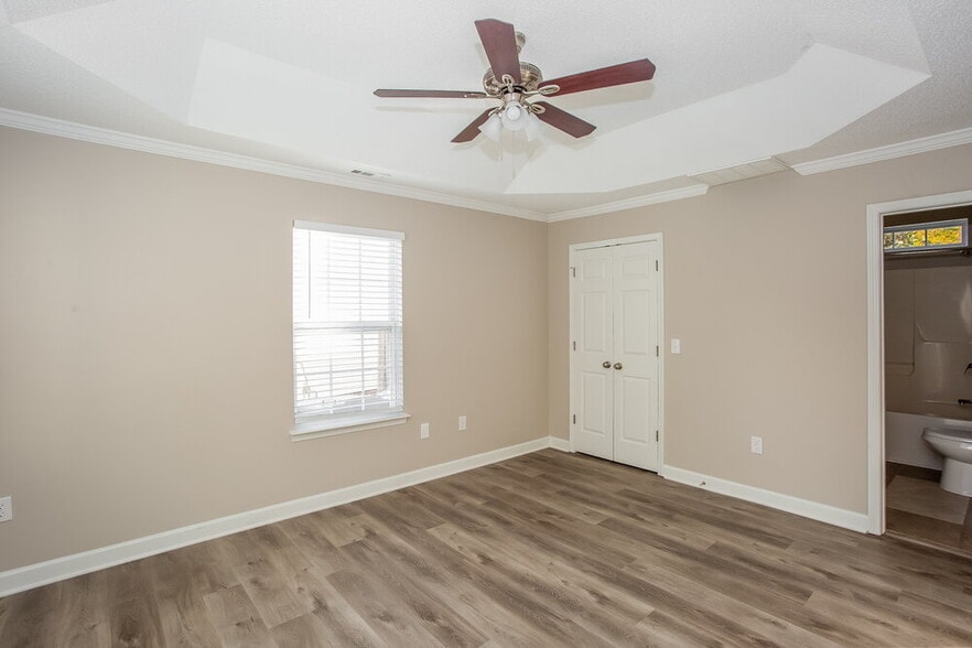 Building Photo - 711 Continental Dr