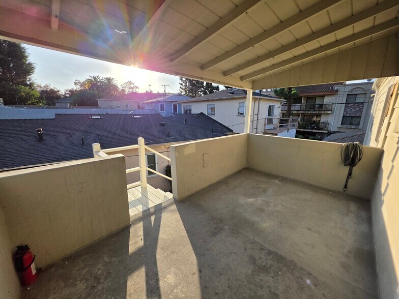 Building Photo - 2913 W Riverside Dr