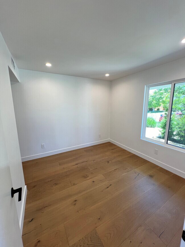 Building Photo - 1863 Burleson Ave