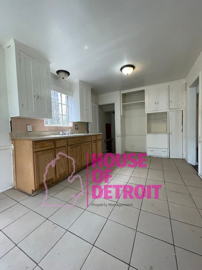 Building Photo - 3 BEDROOM 1 BATH BUNGALOW FREE PRE-SCREEN