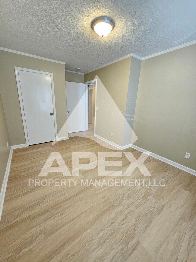 Building Photo - MOVE-IN SPECIAL,NO RENT TIL JUNE 1ST! - 3 Bd | 2 Ba 1st Floor Condo in West Knoxville!