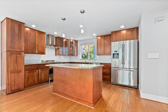 Building Photo - Luxurious Air-Conditioned Leschi View Townhome