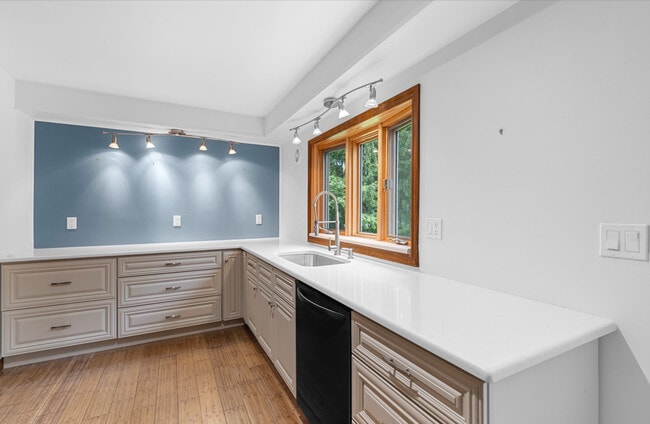 Building Photo - 190 E Rocks Rd