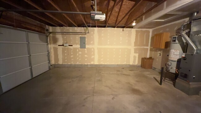 Building Photo - 3 Bedroom 1.5 Bath Home Fenced Yard, Shed & Garage