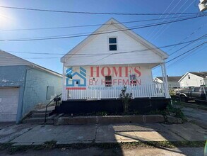Building Photo - Three Bedroom House | Move in Ready