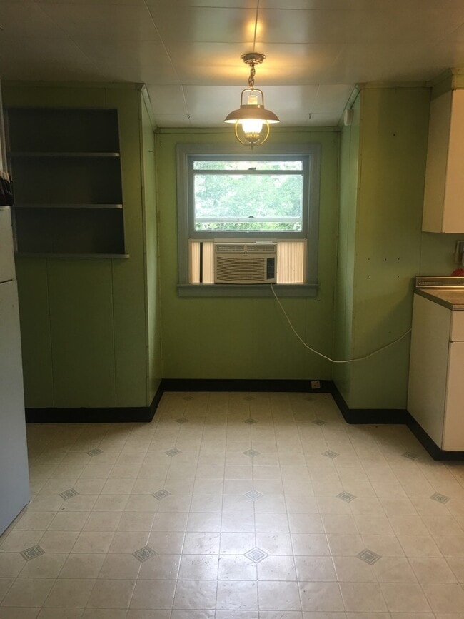 Building Photo - 2 bedroom, 1 bath Bungalow - Available Now!