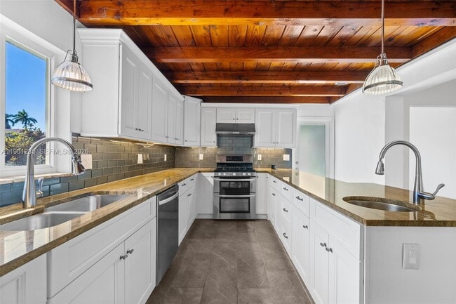 Building Photo - 404 N Shore Dr