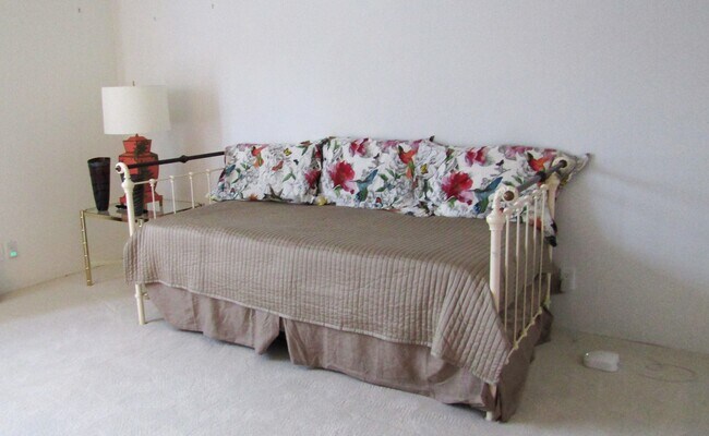 Building Photo - 48600 Shady View Dr