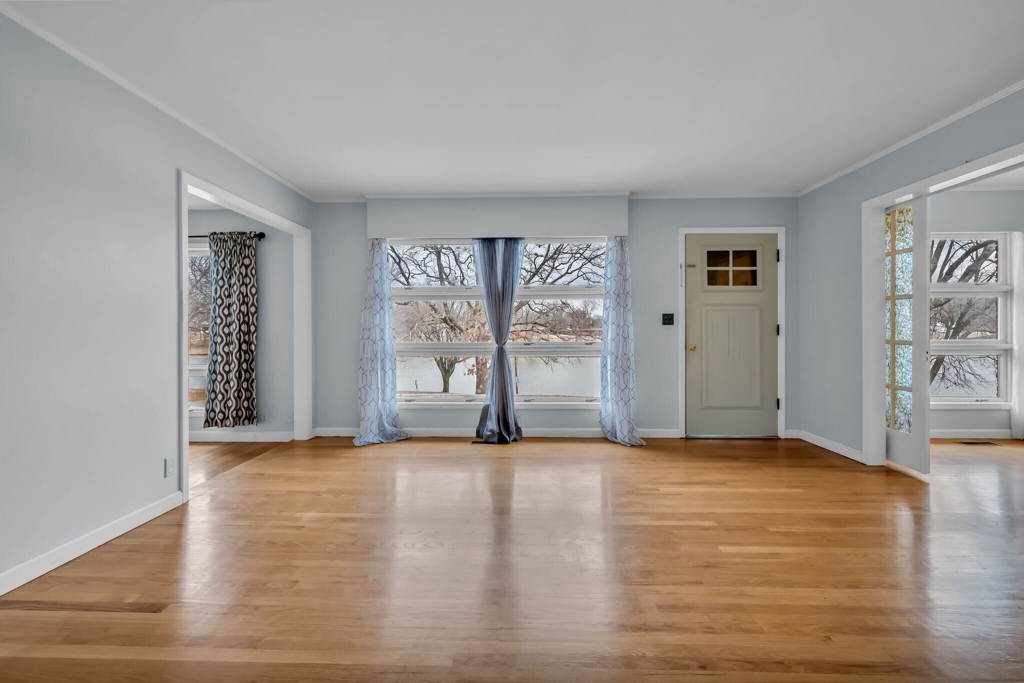 Building Photo - 205 W Lake Dr