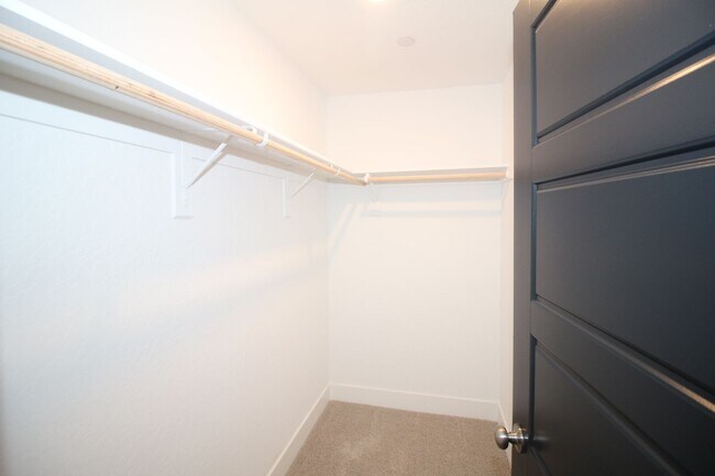 Building Photo - 2707 E Tamarind Dr