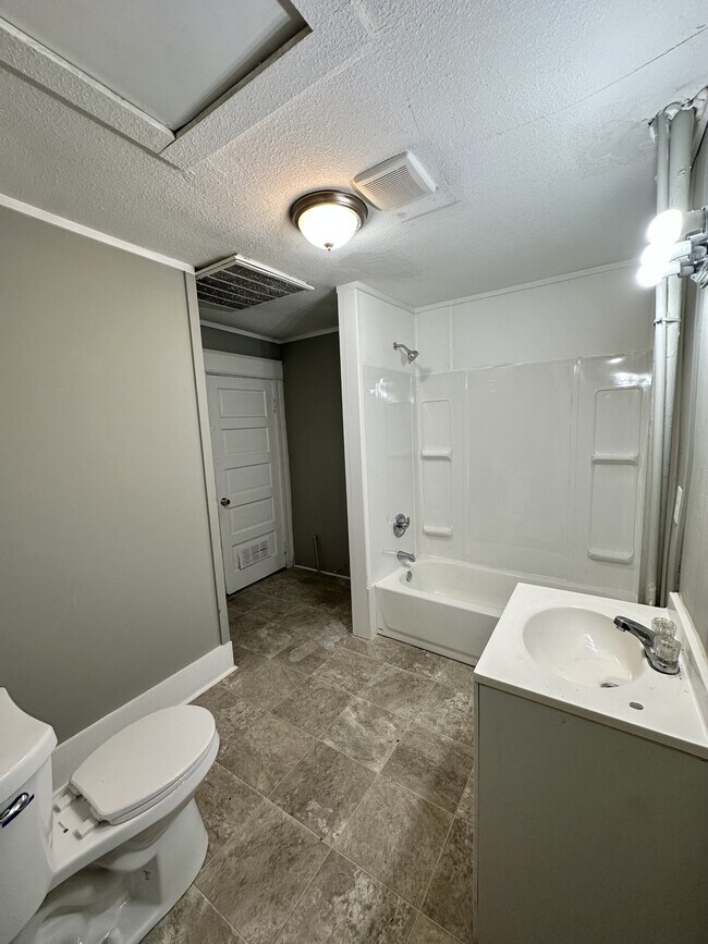 Building Photo - 6820 Division Ave