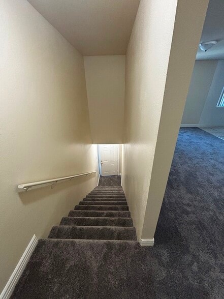 Building Photo - 8634 Menlo Ave