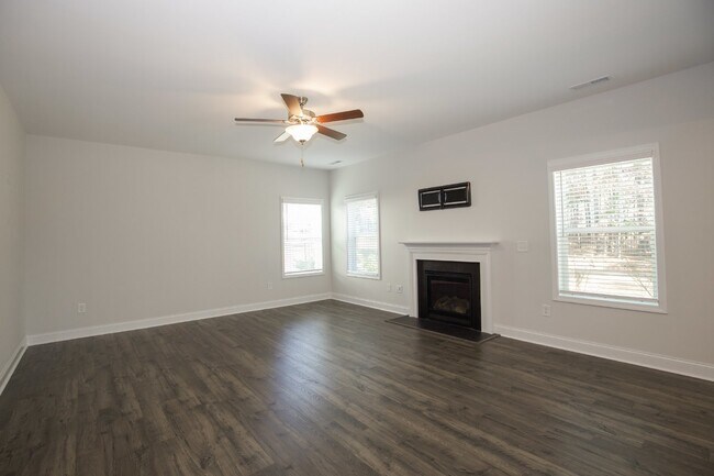 Building Photo - Charming 4 Bedroom Rental Home with Spacio...