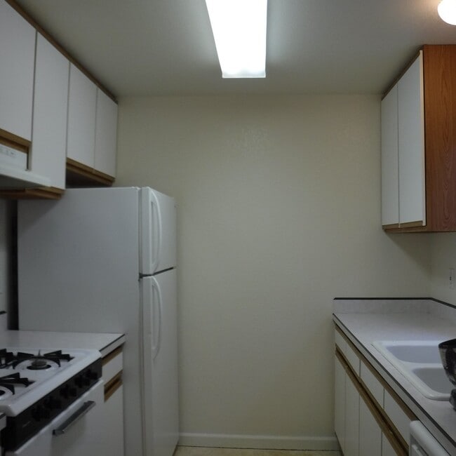 Building Photo - 2 Bed/2.5 Bath Unit in SW Redmond Fourplex
