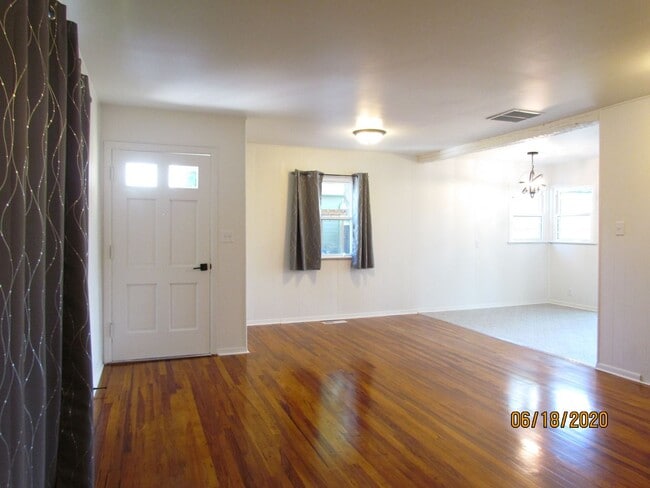 Building Photo - Roommate Needed for 3 Bed Home Close to Bo...