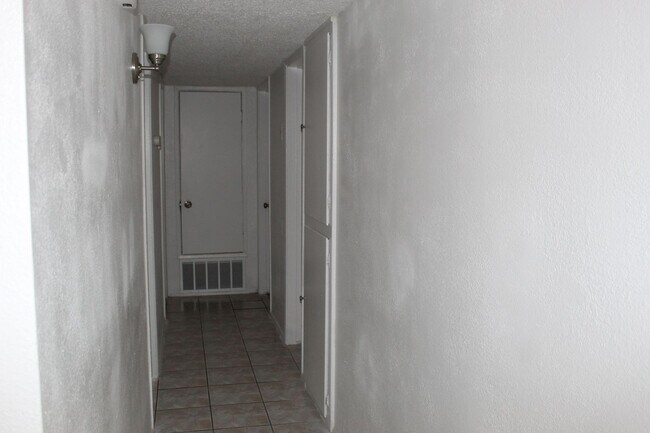 Building Photo - Cute Home for Rent South Bakersfield Cul De Sac