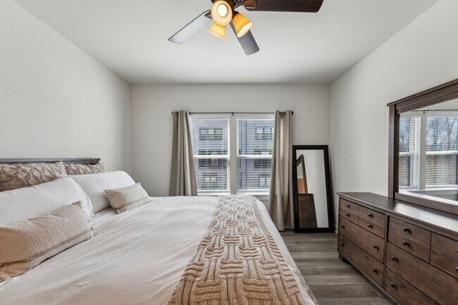 Building Photo - Gorgeous 2bd/2ba modern condo w/balcony located conveniently in MOSAIC AT WOODLAND PARK in Herndon.