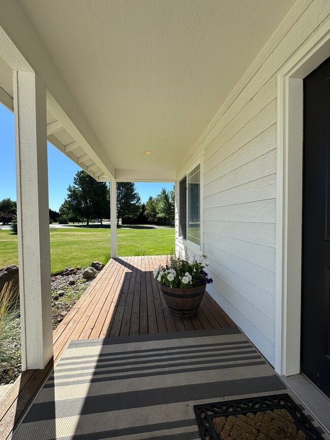 Building Photo - Expansive & Modern 4-Bedroom Home for Rent