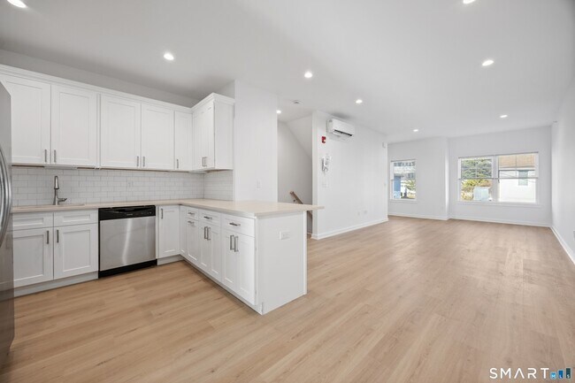 Building Photo - 27 Village Rd