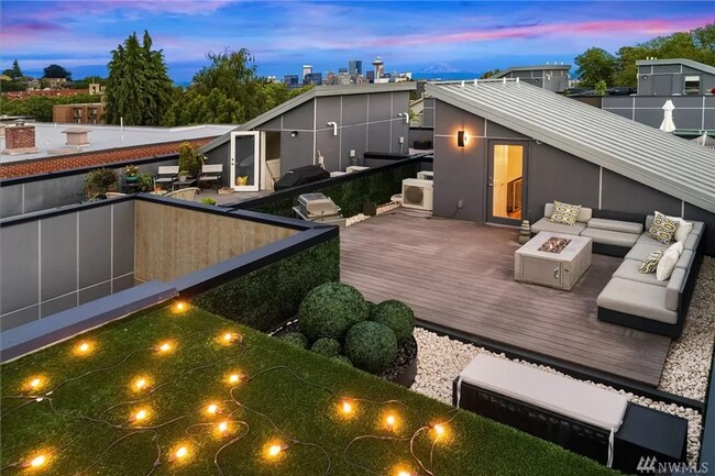 Building Photo - Stunning 2 Bed 3 Bath Home in Queen Anne