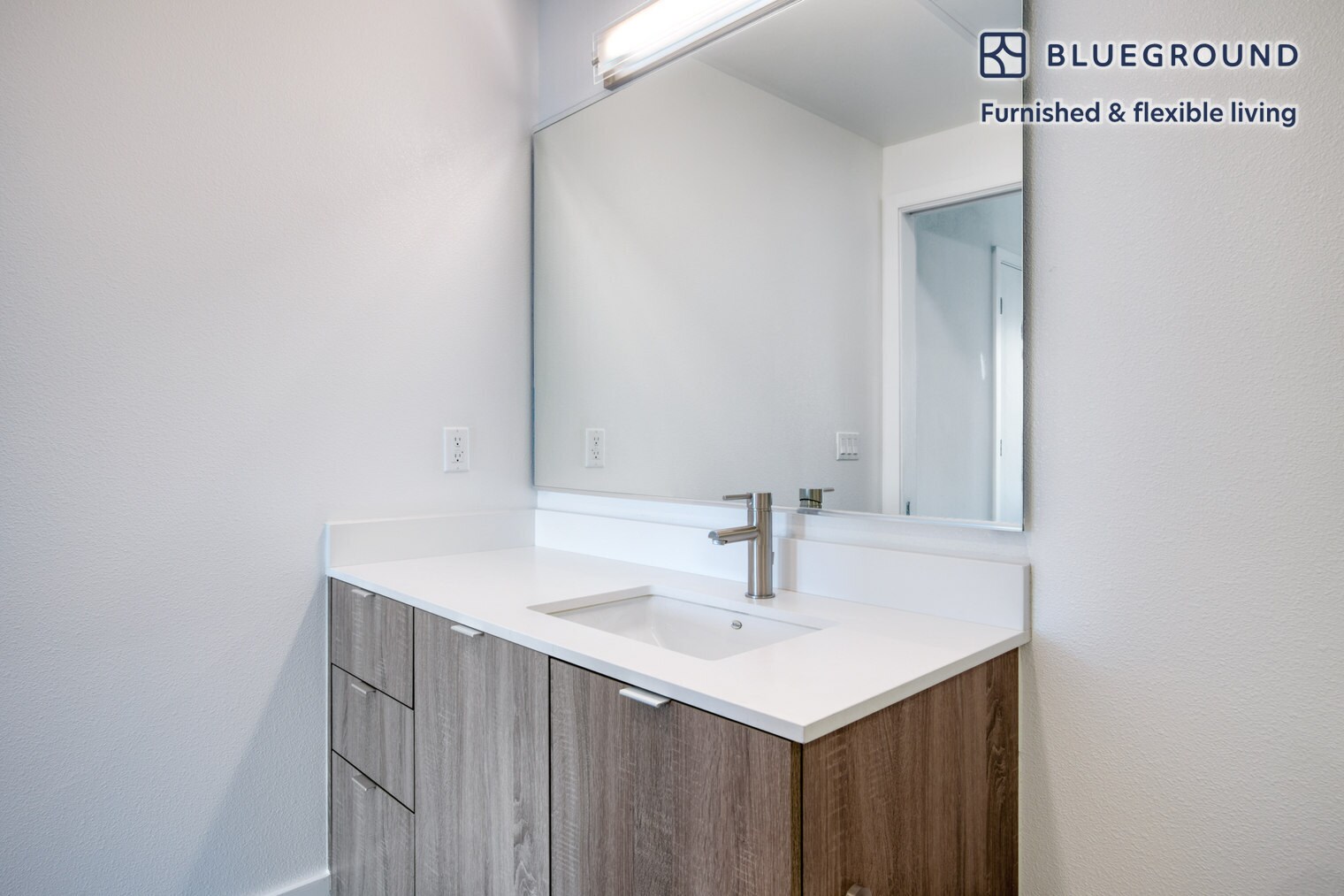 Building Photo - 4210 Del Rey Ave