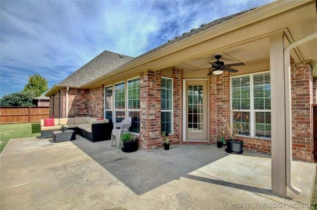 Building Photo - Large open 3 bed, 3 car Garage in The Highlands at Forest Ridge