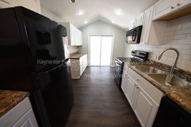 Building Photo - 1289 River Oaks Dr