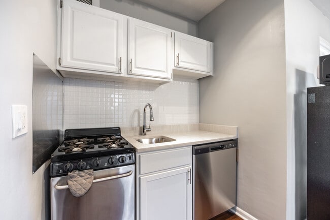 Building Photo - 1140 N La Salle Dr