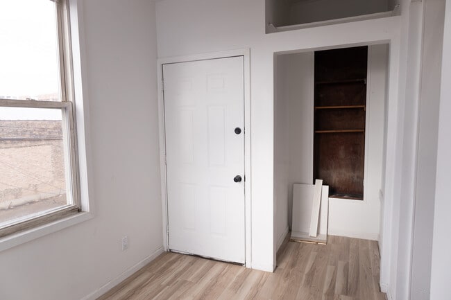 Building Photo - 2016 N Kilbourn Ave