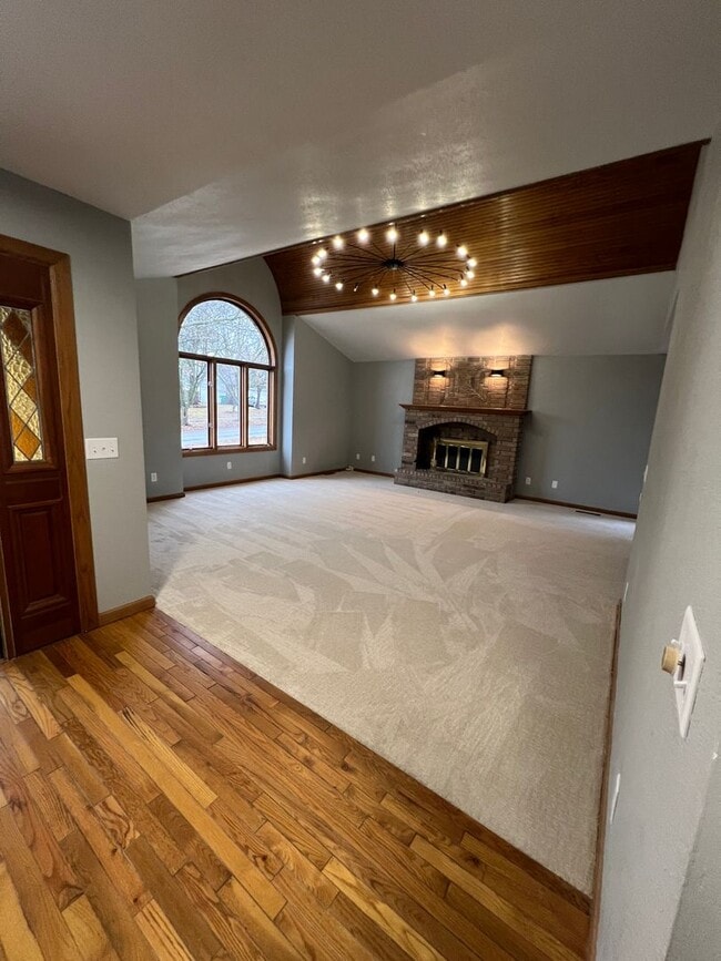 Building Photo - 5 bedroom/3 bath w/mother in law style qua...