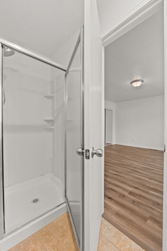 Building Photo - Large 4 Bedroom 2 Bath House