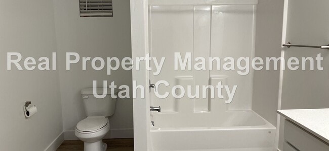 Building Photo - Pet Friendly Townhome