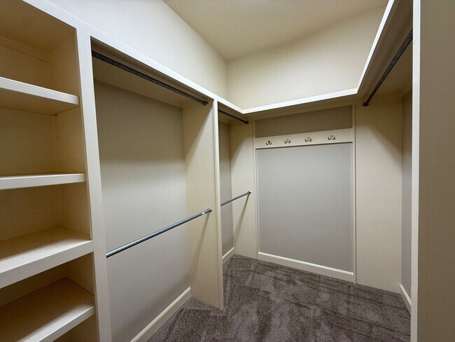 Building Photo - 200 Ridgeway Dr