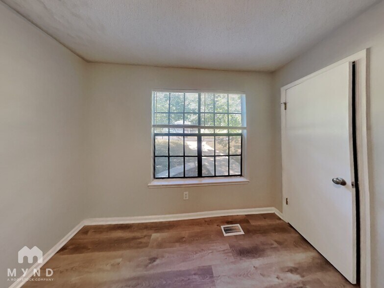 Building Photo - 5845 Cheryl Dr