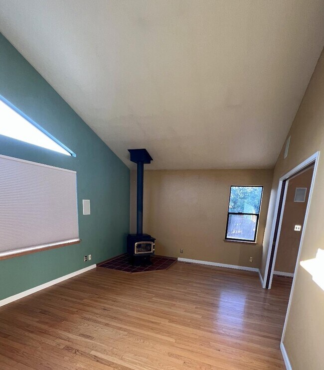 Building Photo - 121 Scenic Dr