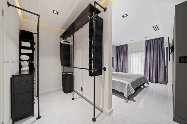 Building Photo - 1101 N 14th Ave