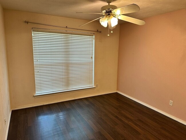 Building Photo - 502 Spring Willow Dr