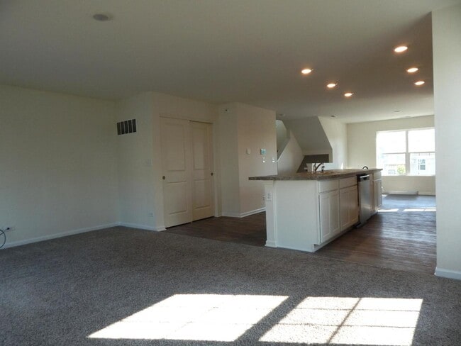 Building Photo - 2590 Bella Dr