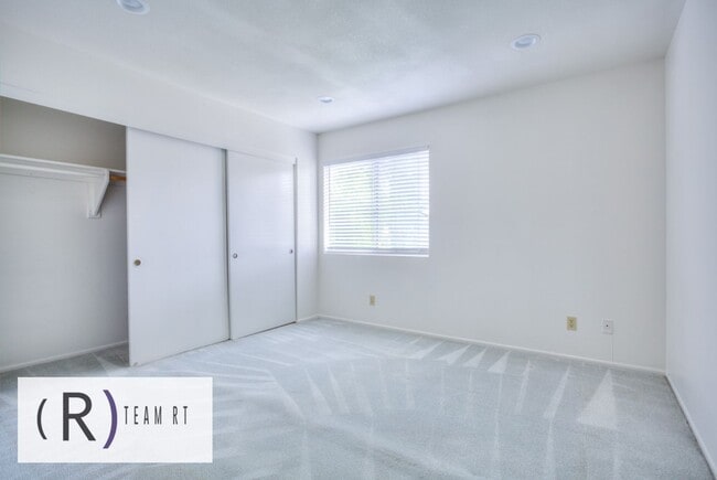 Building Photo - A Charming Condominium in a Quiet and Desi...